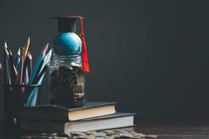 l'obtention du diplôme casquette avec Terre globe. concept de global affaires étude, à l'étranger éducatif, retour à école. éducation dans global monde, étude à l'étranger affaires dans les universités dans mondial. Langue étude photo