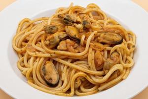 pâtes linguines Allo scglio pâtes linguines avec Fruit de mer spaghetti Allo scglio spaghetti avec Fruit de mer. traditionnel italien Pâtes avec moules. photo