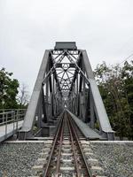 le la perspective vue de le acier chemin de fer pont. photo