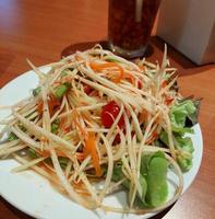 traditionnel thaïlandais nourriture Papaye salade préparé avec bien tranches de papaye, tomates, vert des haricots et cacahuètes, somtum de Thaïlande photo