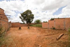 planaltine, goias, Brésil, février 25 2023 un vide lot dans le ville où une maison une fois se tenait mais s'est effondré photo