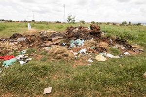 planaltine, goias, Brésil février 25 2023 poubelle cette est vidé sur le côté de le rue dans le barrolandie quartier dans planaltine photo