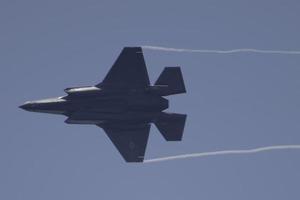 septembre 3 2022. Toronto, ontario. une combattant jet pilote effectue une haute la vitesse mouche par le long de le au bord du lac dans Toronto, ontario. photo