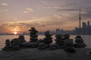 une empiler de rochers sur centre île avec une vue de toronto dans le toile de fond. photo