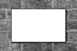 cadre photo blanc maquette sur fond de mur de brique noire avec un tracé de détourage