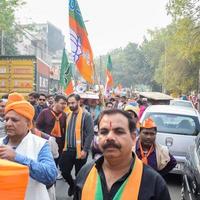 Delhi, Inde, 02 décembre 2022 - partisan du bjp du parti bharatiya janata lors d'un méga road show en faveur du candidat bjp pankaj luthara pour déposer des documents de candidature avant les élections locales mcd 2022 photo