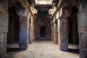 de manière complexe sculpté piliers de temple dans pattadakal, Karnataka, Inde photo