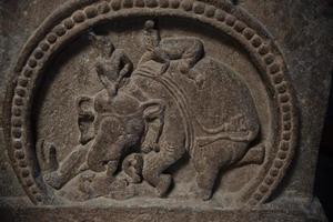 de manière complexe sculpté piliers de temple dans pattadakal, Karnataka, Inde photo