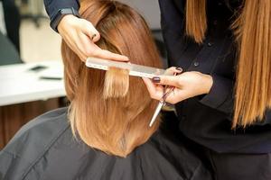 coiffeur coupes cheveux à Jeune femme photo