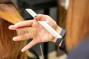 coiffeur coupes cheveux à Jeune femme photo