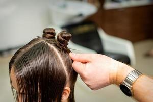 Jeune femme reçoit processus de coiffure photo