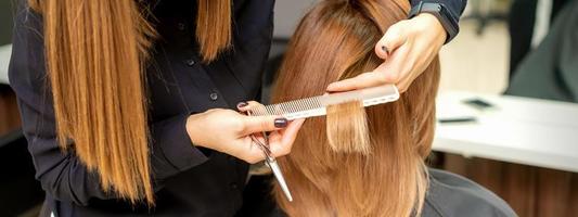 coiffeur coupes cheveux à Jeune femme photo