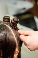 Jeune femme reçoit processus de coiffure photo