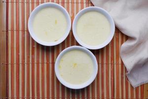 pudding au caramel dans un bocal en verre sur la table photo