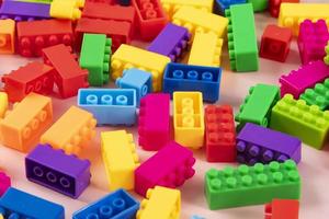 motifs de blocs de construction en plastique colorés isolés. jouet pour enfants photo