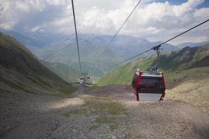 téléphérique dans le montagnes. le paysage de le câble voiture de le montagnes de Géorgie. photo