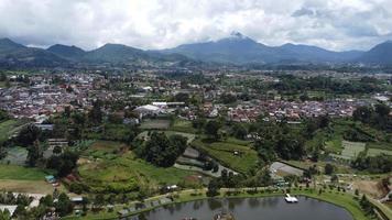 vue Naturel ciel village avec Montagne tropical photo