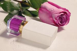 blanc parfum bouteille avec violet Haut et Rose avec l'eau gouttes. maquette photo