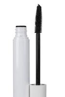 fermer mascara bouteille et brosse. noir mascara et tube isolé sur blanc Contexte. photo