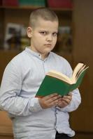 écolier, milieu école étudiant avec une livre. photo