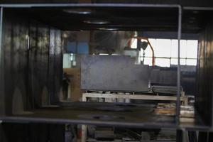métal des boites dans le atelier de une métallurgique plante. photo