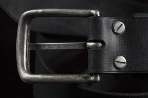 ceinture en cuir noir sur fond sombre. produits en cuir. photo