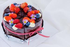 Chocolat gâteau décoré avec Frais fraise et myrtilles sur haut, photo