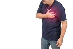 asiatique homme avoir poitrine douleur causé par cœur maladie, cœur attaque, cœur fuite isolé photo