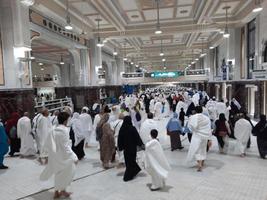 Mecque, saoudien Saoudite, fév 2023 - pèlerins marcher entre le collines de safa et marwah pendant umrah à le masjid Al haram dans Mecque. photo