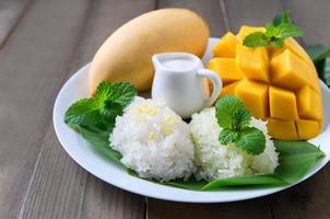 noix de coco parfumé gluant riz avec mûr mangue sur bois plat populaire thaïlandais desserts photo