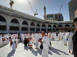 Mecque, saoudien Saoudite, fév 2023 - pèlerins de tout plus de le monde sont performant tawaf dans masjid Al haram dans Mecque. photo
