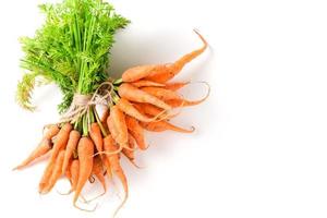 bébé carottes isolé sur blanc, haute bêta carotène et Aidez-moi le corps avoir immunité contre rhumes. photo