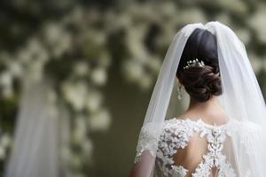 proche en haut détail une la mariée de derrière dans une blanc mariage robe. photo