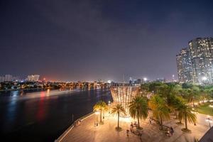 magnifique nuit vue avec coloré ciel à point de repère 81 - il est une super grand gratte-ciel avec développement bâtiments le long de saigon rivière dans ho chi minh ville, vietnam. photo