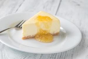 gâteau au fromage traditionnel sur la table en bois photo