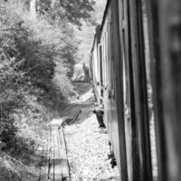 shimla, himachal pradesh, inde - 14 mai 2022 - itinéraire du train jouet kalka-shimla, se déplaçant sur le chemin de fer jusqu'à la colline, train jouet de kalka à shimla en inde parmi la forêt naturelle verte photo