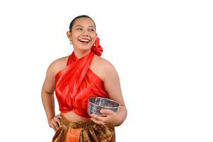 portrait belle femme au festival de songkran avec bol d'eau photo