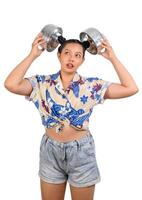 portrait jolie femme au festival de songkran avec bol d'eau photo