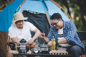 portrait de asiatique voyageur Hommes cuisine à site de camp photo