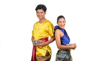 jeune couple profiter d'un bol d'eau sur le festival de songkran photo
