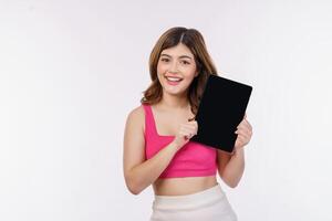 Portrait d'une jeune femme excitée tenant une maquette de tablette isolée sur fond blanc photo