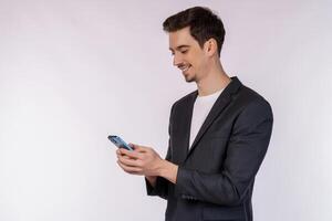 portrait d'un homme d'affaires heureux utilisant un smartphone sur fond blanc photo