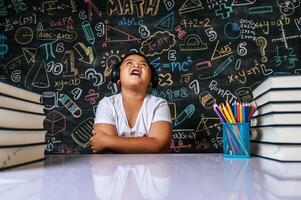 enfant assis avec les bras croisés dans la salle de classe photo