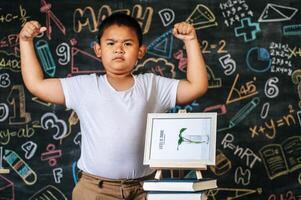 enfant debout et agissant dans la salle de classe photo