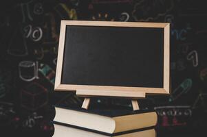 tableau noir sur bureau photo