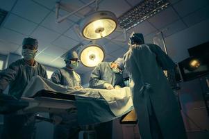 équipe chirurgiens en fonctionnement dans hôpital photo