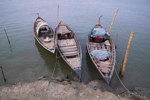 paysage vue de certains en bois pêche bateaux sur le rive de le padma rivière dans bangladesh photo