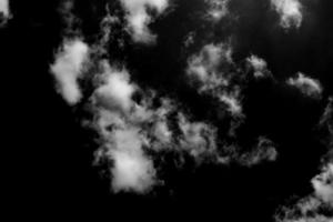 nuage texturé, blanc abstrait, isolé sur fond noir photo