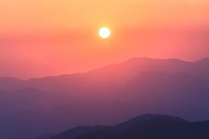 Montagnes Troodos au coucher du soleil à Chypre photo