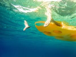 flottant jaune avec nageur dans l'eau photo
